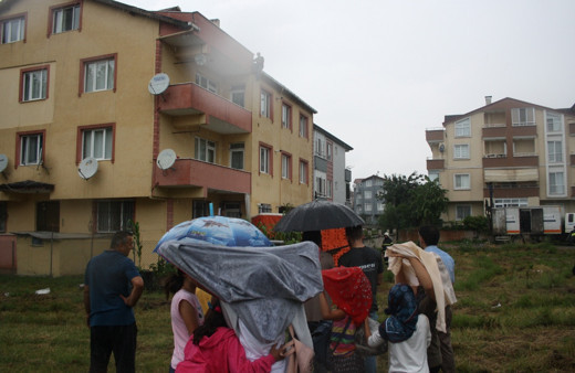 Sağanak yağmura rağmen intihar girişimini böyle izlediler