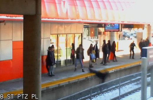 Kanada'da yaşlı kadını raylara itti! O anlar kameralara yansıdı