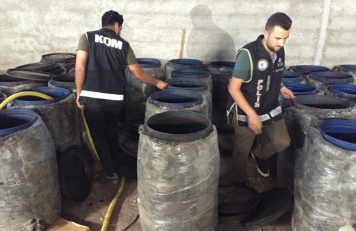 Son 21 günde 9 kişi hayatını kaybetmişti! Adana'da 5 bin 400 litre sahte içki ele geçirildi