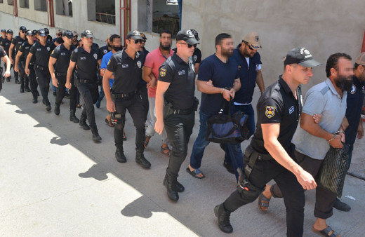 Adana'da DEAŞ'ın haraç çetesi şüphelileri adliyeye sevk edildi!