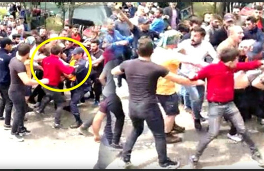 Trabzon'da 'Kürdistan' yazılı atkı ile fotoğraf çektirmek isteyince linç edildi