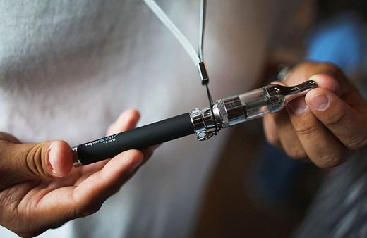 Sigarayı bırakmak için elektronik sigara içmek işe yarıyor mu? Uzmanlar 'yasaklansın' diyor