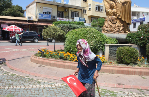 Sultan teyzenin dramı! Antalya'da oğlunun kefil olduğu kişiler dolandırmış