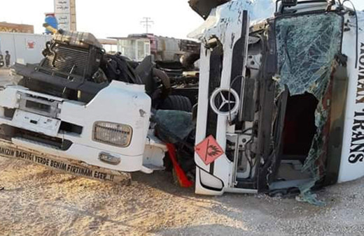 Türkiye ve Suriye plakalı tırların çarpışma anı kamerada: 2 yaralı