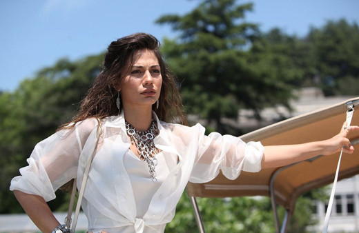 Can Yaman'la aşk yaşayan Demet Özdemir'in bikinili göbek dansı olay!