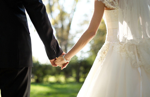 Gelin ve damatlardan bıktı çareyi bu yazıyı asmakta buldu