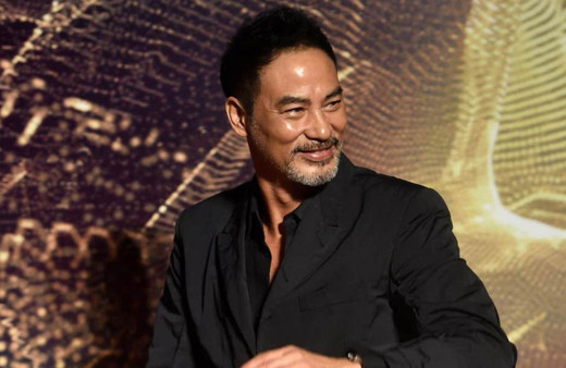 Aktör Simon Yam bir etkinlikte bıçaklı saldırıya uğradı! O anlar kameralara böyle yansıdı