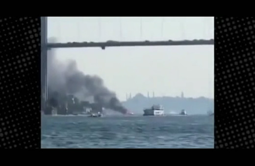 İstanbul Boğazı'nda yanan tekneden, yolcular denize atlayarak kurtuldu