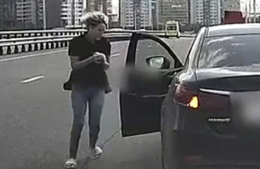 Araçtan yola atılan yavru kediyi kadın sürücü kurtardı