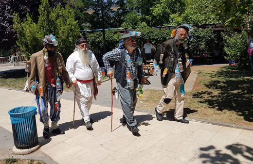 Tunceli'de çevre kirliliğine dikkat çekmek istediler! Atıklarla dolaştılar!