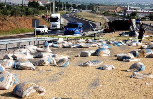 Yem yüklü kamyon traktöre çarptı! Ortalık savaş alanına döndü! 2 ölü var