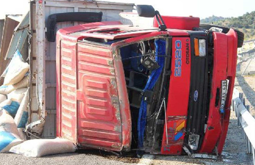 Kamyon traktöre arkadan çarptı: 2 ölü