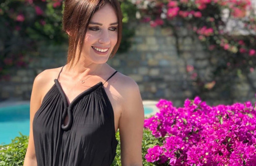 Nazlı Çelik mini şortuyla sosyal medyayı salladı