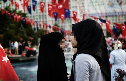 Tenekeci'den çok konuşulacak yazı: Mütedeyyin kesimde inceliğin yerini kabalık alıyor