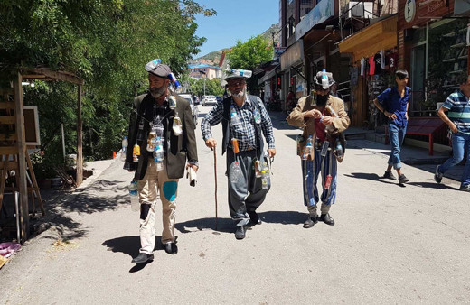 Çevre kirliliğine dikkat çekmek için atıklarla dolaştılar