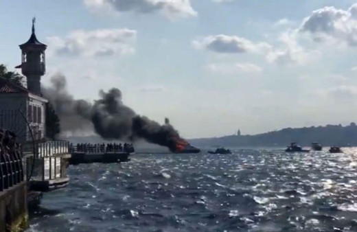İstanbul Boğazı'nda yanan tekneden, yolcular denize atlayarak kurtuldu
