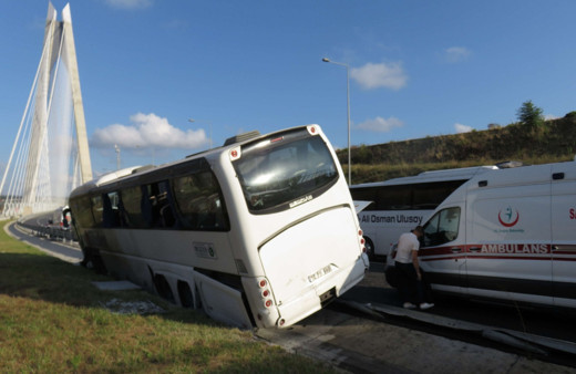 İstanbul'da yolcu otobüsü bariyerlere girdi! Yaralılar var