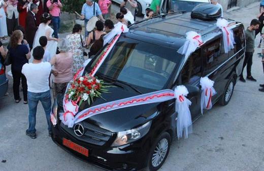Tunceli Valisinin makam arabası gelin arabası oldu