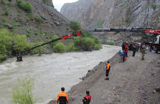 Çatışmada yaralanan terörist Zap Suyu'na atladı
