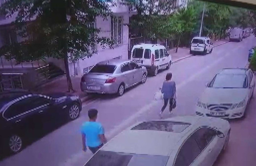 Esenyurt'ta kapkaç kamerada! Sokakta yürüyen kadının telefonunu böyle çaldı