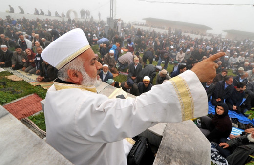 Üstü açık cami ziyaretçi akınına uğruyor! Gümüşhane'de açık hava ibadeti