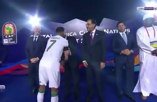 Ünlü futbolcu Mahrez, Mısır Başbakanı'nı görmezden geldi