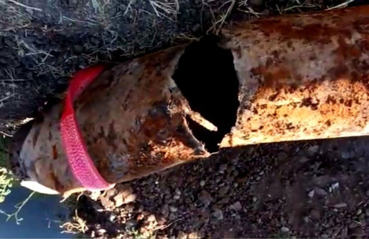 Kazayla su borusunu kırdı! İçinden çıkanlar şaşkına çevirdi