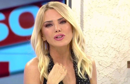 Söylemezsem Olmaz araya girdi! Ece Erken'in tatil pozları sosyal medyayı salladı