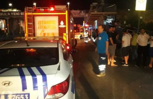 Sefaköy'de bir araç durağa daldı: 6 yaralı