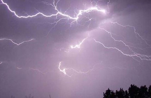 Hindistan'da 10 ayrı bölgeye yıldırım düştü: 32 ölü