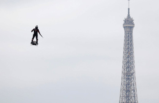 Uçan kaykayıyla Manş Denizi'ni geçecek! Cihazı orduya satmayı hedefliyor