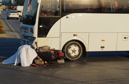 Çanakkale'nin Biga ilçesinde midibüsle çarpışan motosikletin sürücüsü öldü