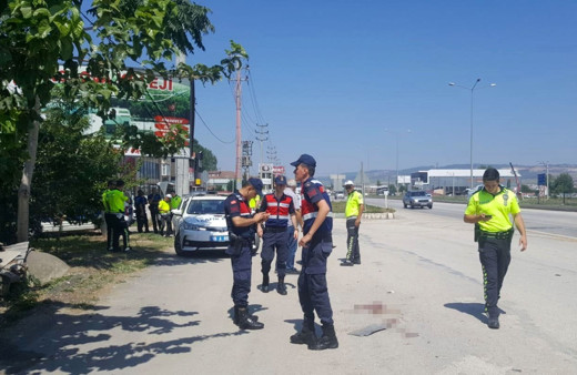 Bursa'da durakta otobüs bekleyen yaşlı kadın kamyonun altında kaldı