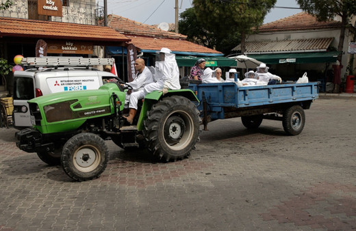 Makam araçlarını bıraktı köyde işe gitmek için traktör kullanıyor