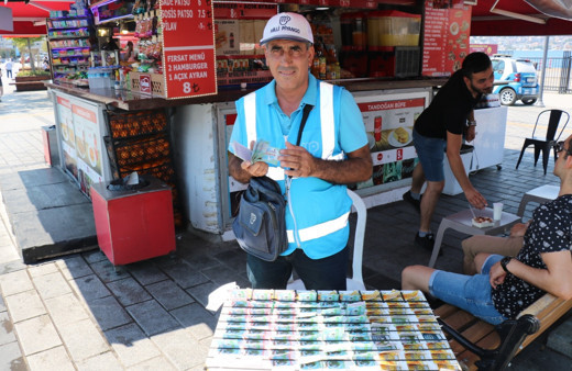 Üsküdar'da 70  milyonluk bileti satan seyyar satıcı konuştu: Talihli bana bir telefon açsa yeridir