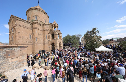 Cumhurbaşkanlığı İletişim Başkanlığı'ndan bin yıllık Akdamar Kutsal Haç Kilisesi fotoğraf sergisi