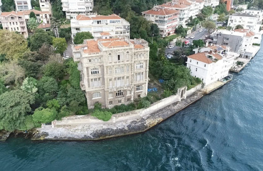 Boris Johnson'un dedesinin de kaldığı Boğaz'ın şato görünümlü yalısı satışta! Fiyatı 550 milyon TL