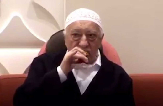 Fethullah Gülen'in iğrenç videosu! Çayı içip artığını Enes Kanter'e veriyor