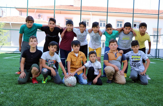 Kilim ve eski halılardan yapmışlardı Yozgatlı çocuklar gerçek halı sahalarına kavuştu