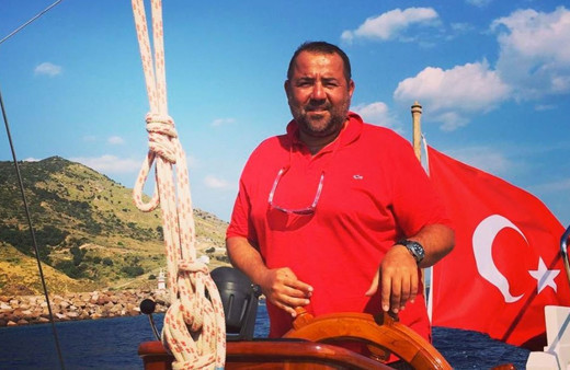 Şehir hayatından sıkıldı Ata Demirer 2 milyon liralık bağında üzüm topluyor