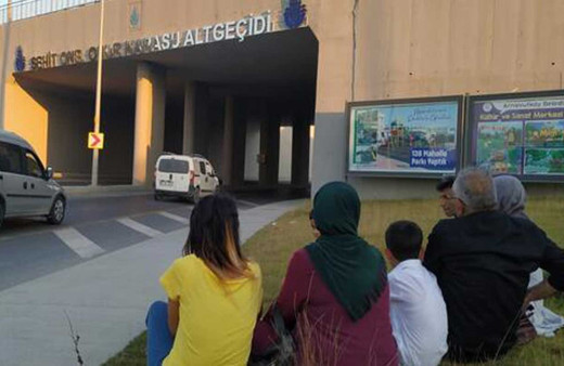 Şehit oğlunun isminin alt geçide verildiğini görünce gözyaşlarına hakim olamadı