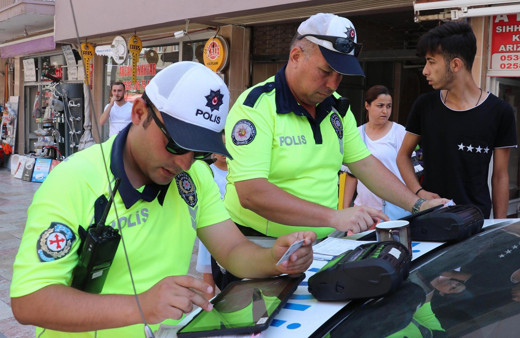 Denizli'de ceza yazılan yayalardan birinin polise söyledikleri olay oldu