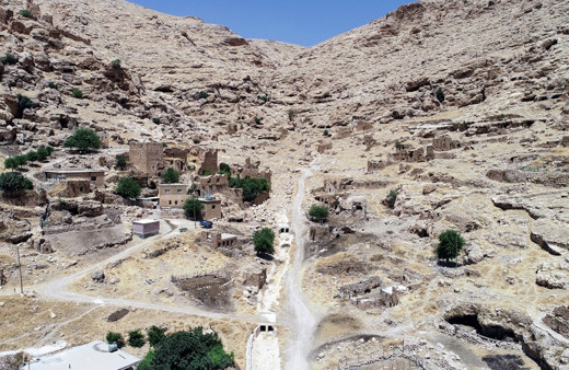 Mardin'de kışı evlerinde, yazı mağarada geçiriyorlar