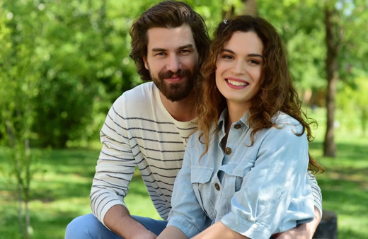 Rol arkadaşı Furkan Palalı ile beraber denmişti! İşte Aslı Bekiroğlu'nun yeni sevgilisi