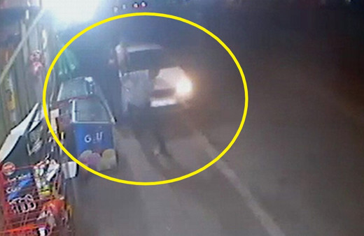 Konya'da otomobilin baba ve 2 çocuğuna çarpma anı kamerada