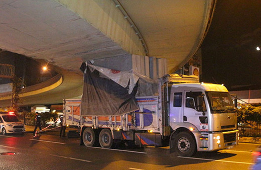 Beşiktaş'ta kamyon köprünün tavanına sıkıştı! Büyük faciadan dönüldü!