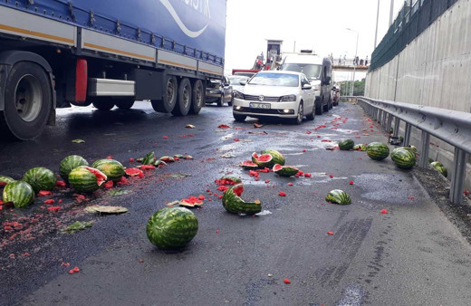 Büyükçekmece'de karpuz yüklü kamyonet kaza yaptı karpuzlar yola saçıldı