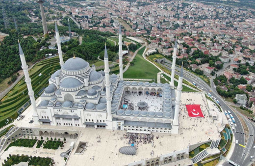 Havadan fotoğraflarla Çamlıca Camii avlusundaki Kur'an kursu şenliği