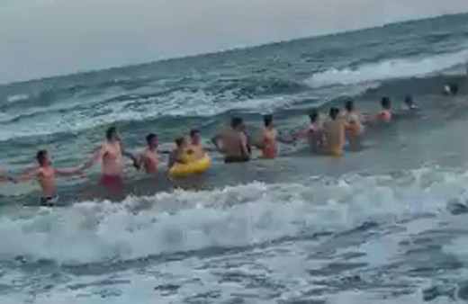 İnsan zinciri oluşturup hayat kurtardılar