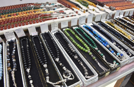 İzmir'de özel taşlarla tesbih yapıyor bu taşlar bir çok ilaçtan daha faydalı